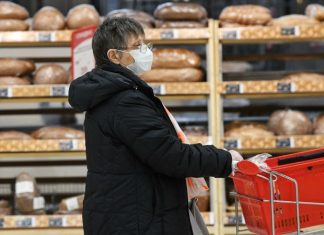 Верховный суд напомнил об обязательном ношении масок в магазине