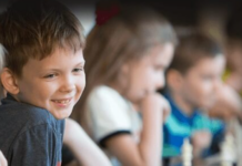 Обучение детей шахматам: онлайн и офлайн в шахматной школе — какой вариант лучше?