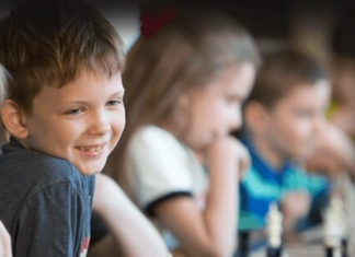 Обучение детей шахматам: онлайн и офлайн в шахматной школе — какой вариант лучше?