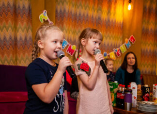Празднование дня рождения девочки: идеи места и преимущества караоке
